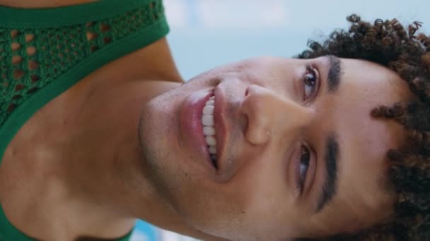 Curly Adolescente Conversando Amigo Vertical Closeup Amigável Hispânico Cara Desfrutar — Vídeo de Stock