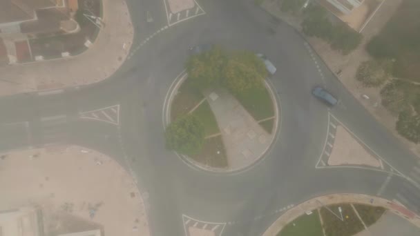 Vista Aérea Nebulosa Rotonda Urbana Con Coches Montando Carretera Asfaltada — Vídeo de stock