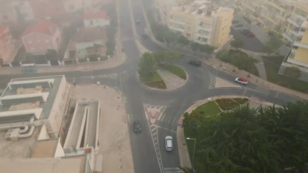 Vista Dall Alto Piccola Rotonda Urbana Quartiere Accogliente Coperto Nebbia — Video Stock