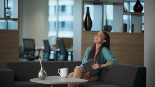 Mujer Emocionada Riendo Tableta Leyendo Chistes Sala Oficina Millennial Empresario — Vídeo de stock