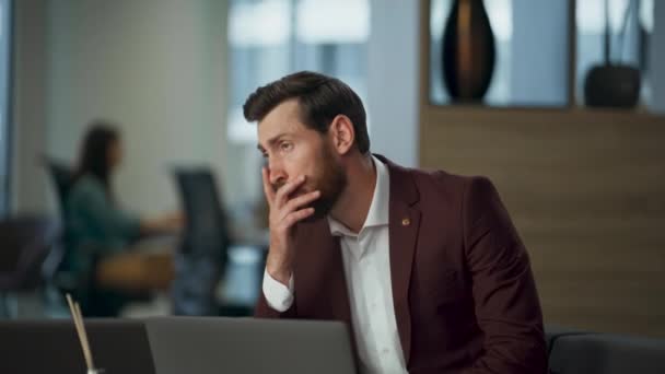 Empresário Decepcionado Sentindo Triste Sobre Problemas Trabalho Closeup Funcionário Nervoso — Vídeo de Stock