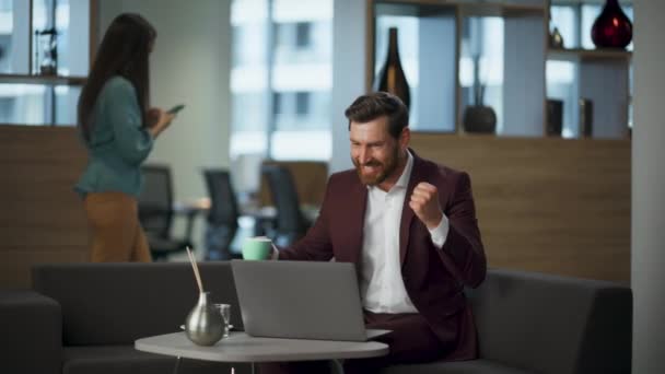 Heyecanlı Adamı Ofis Içi Bilgisayarı Sevindiriyor Mutlu Lider Rahat Bir — Stok video