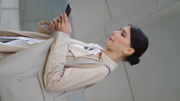 Ernsthafte Geschäftsfrau Die Draußen Eleganten Mantel Smartphone Nachrichten Sendet Besorgt — Stockvideo