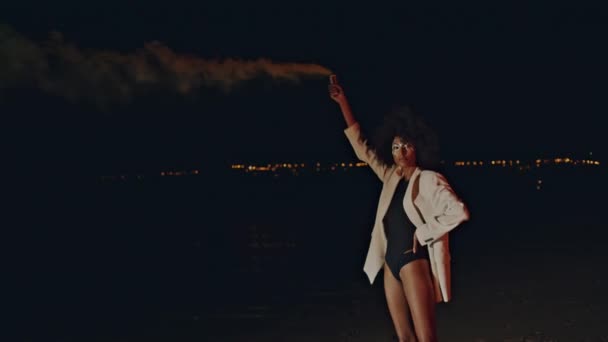 Model Používá Barevný Granát Při Nočním Přiblížení Módní Sexy Žena — Stock video