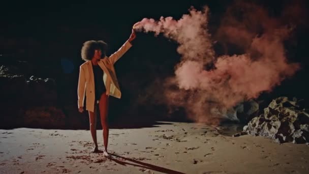 Женщина Курит Розовый Дым Наслаждаясь Вечеринкой Пляже Sexy African American — стоковое видео