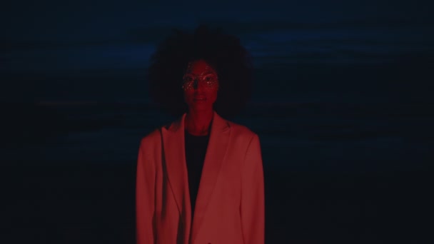 Confiado Modelo Afroamericano Rosa Claro Primer Plano Retrato Mujer Moda — Vídeo de stock