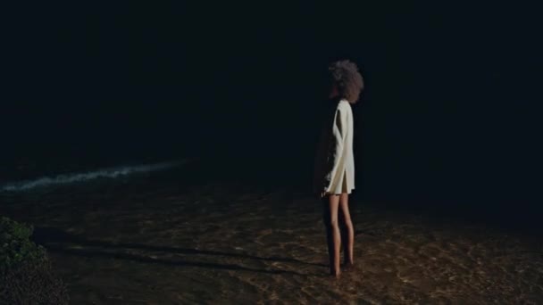 Flicka Siluett Steg Havsvatten Natten Stranden Smal Ensam Kvinna Promenader — Stockvideo