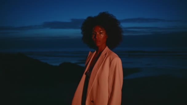 Kobieta Pozowała Plaży Makijażem Portret Czarujący Afrykański Amerykanin Lądzie Aparat — Wideo stockowe