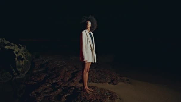 Půvabný Model Pózující Při Nočním Přiblížení Břeh Módní Štíhlá Afro — Stock video