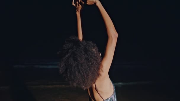 Wyluzuj Dziewczyna Przesuwając Ręce Plaży Strona Wstecz Widok Szczupła Kobieta — Wideo stockowe