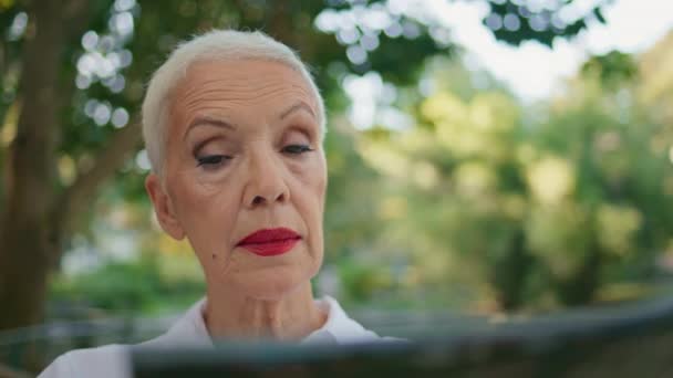 Dergi Portresi Okuyan Yaşlı Bir Kadını Yaz Parkında Oturmuş Gazete — Stok video
