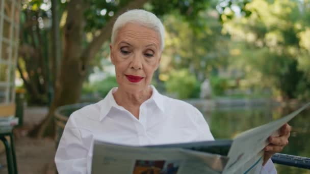 Emekli Park Cafe Gazete Okuyor Yakın Çekim Başarılı Bir Yetişkin — Stok video