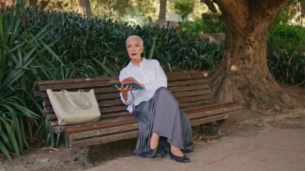 Pensionista Relajante Ciudad Parque Celebración Libro Aire Libre Mujer Elegante — Vídeo de stock