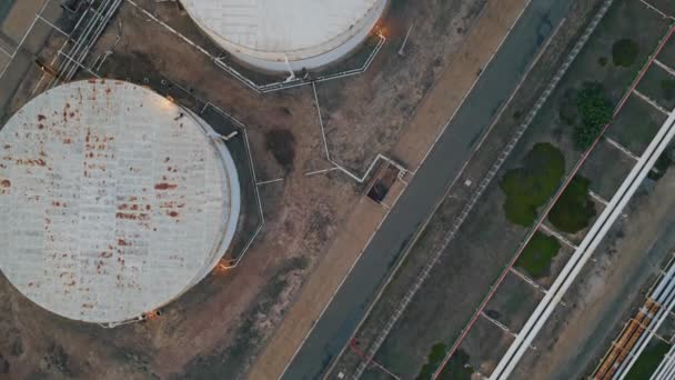 石油化学工場で石油タンクを見るドローン 化石燃料貯蔵ビル 石油ガス移動パイプラインは 産業用コンテナの丸みを帯びています 発電所設備について 重工業インフラ — ストック動画