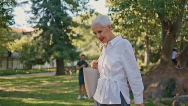 Usmívající Důchodce Užívá Procházky Letním Parku Bezstarostný Šťastný Senior Obdivující — Stock video