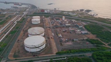 Sabahleyin deniz limanındaki İHA petrol terminali. Fosil yakıt endüstrisi kıyıya yerleştirildi. Deniz kentinde petrokimya fabrikasının havadan görünüşü. Ham petrol depolama endüstrisi.