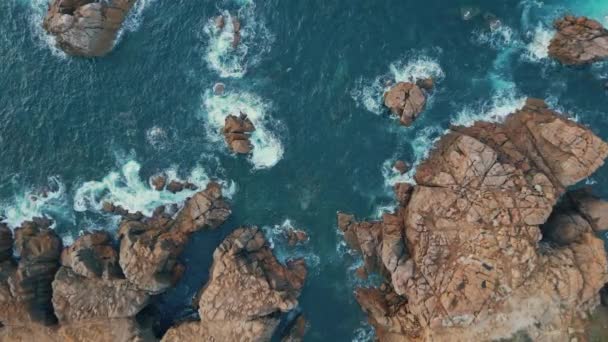 Vlny Šplouchající Drsné Útesy Letním Výhledu Záběr Modrého Oceánu Jak — Stock video