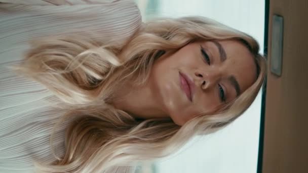 Afslappet Model Sidder Bil Bagsædet Tæt Smuk Kvinde Passager Keder – Stock-video