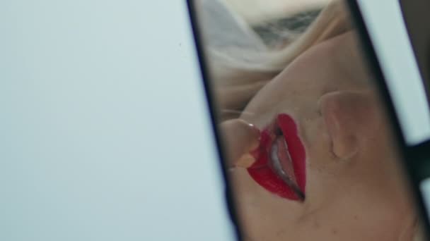 Espejo Coche Que Refleja Hermosa Mujer Aplicando Lápiz Labial Rojo — Vídeo de stock