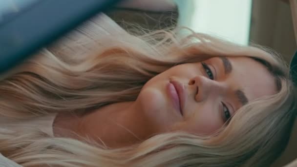 Afslappet Pige Nedkøling Bil Ser Kamera Tæt Portræt Smuk Ung – Stock-video
