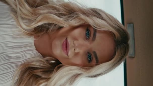 Portræt Smukke Blonde Model Afslappende Bagsædet Klassiske Bil Attraktiv Kvinde – Stock-video