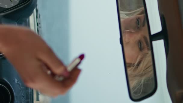 Mujer Sexy Mirando Espejo Del Coche Comprobar Maquillaje Cerca Muchacha — Vídeo de stock