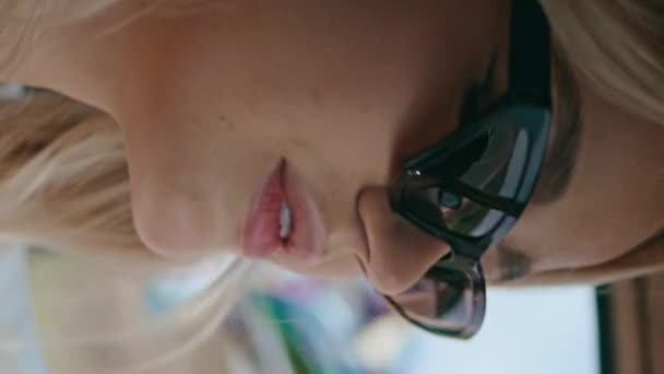 Dziewczyna Hipster Jazdy Samochodem Szalikiem Kołysane Przez Wiatr Ręku Zbliżenie — Wideo stockowe