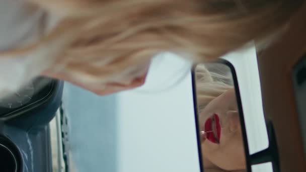 Mujer Seductora Aplicando Maquillaje Mirando Espejo Del Automóvil Cerca Atractivo — Vídeo de stock