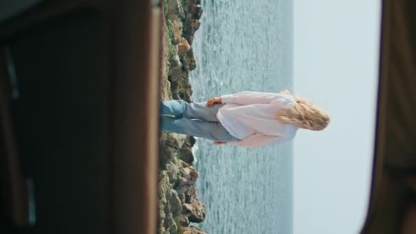 Nieznana Kobieta Chodząca Wybrzeżu Widokiem Telefon Komórkowy Przez Okno Samochodu — Wideo stockowe