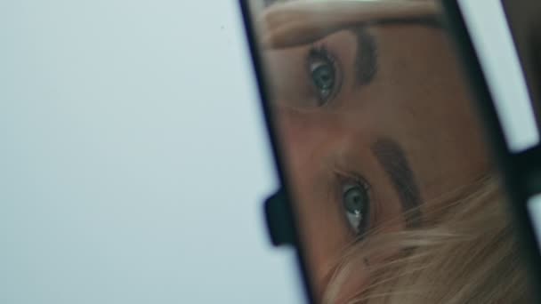 Κορίτσι Που Κοιτάει Μακιγιάζ Στον Καθρέφτη Του Αυτοκινήτου Από Κοντά — Αρχείο Βίντεο