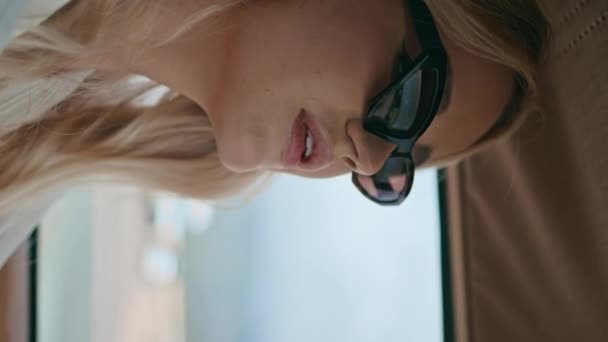Elegante Chica Rubia Conduciendo Carretera Gafas Sol Cerca Mujer Joven — Vídeo de stock