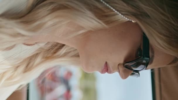 Atrakcyjna Kobieta Kierowca Jazdy Klasyczny Samochód Okularach Przeciwsłonecznych Zbliżenie Pewna — Wideo stockowe