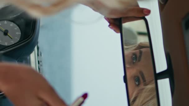 Mujer Mirando Maquillaje Espejo Del Coche Disfrutando Hermoso Reflejo Cerca — Vídeos de Stock