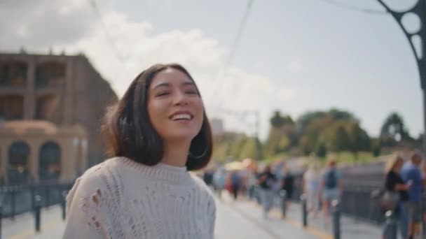 Playful Woman Tourist Walking City Street Rejoicing Beautiful Sunny Day — Stock Video