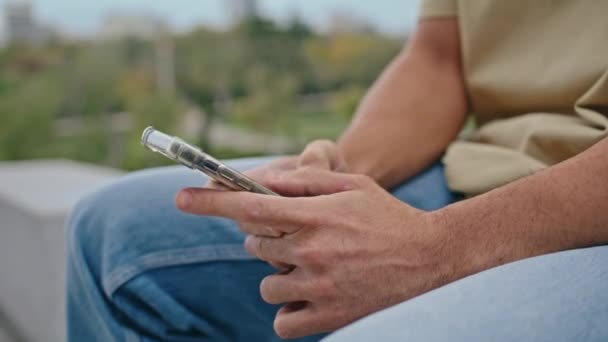 Ten Chlap Píše Sms Smartphone Green Parku Zblízka Nerozpoznatelný Muž — Stock video