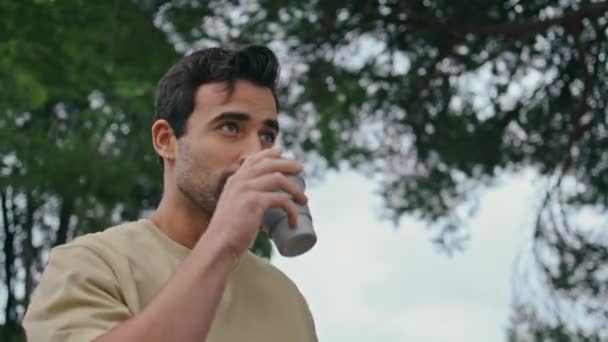 Hispánský Student Pije Kávu Odnést Uvolněné Víkendu Procházka Detailní Záběr — Stock video