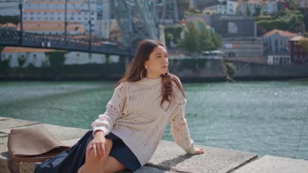 Güneşli Bir Günde Nehir Kıyısında Oturan Tembel Kız Mutlu Turist — Stok video
