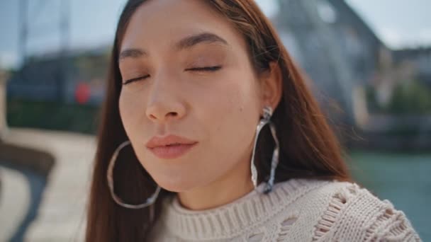 Brunett Flicka Skrattar Solig Flod Strandpromenad Porträtt Attraktiv Asiatisk Kvinna — Stockvideo