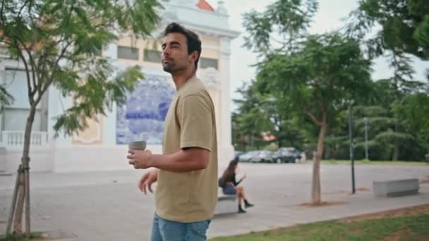 Latino Olhando Área Cidade Caminhada Fim Semana Bonito Homem Raspado — Vídeo de Stock