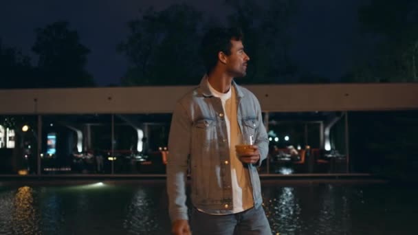 Homem Latino Arrepiante Noite Caminhar Perto Piscina Água Cara Bonito — Vídeo de Stock