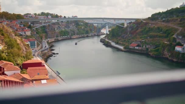 Widok Most Rzeki Krajobraz Miasta Lecie Chmurna Panorama Miasta Południowo — Wideo stockowe
