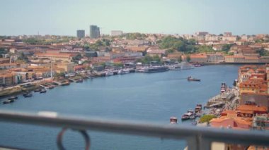 Sakin şehir manzarası nehir manzaralı panoramik çekim. Gemide su dinlenme alanı var. Mavi gökyüzü deniz kasabasında kırmızı çatılar mimarisi. Samimi limanda bir sürü tekne var. Sakinleştirici şehir manzarası konsepti