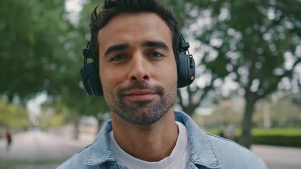 Modern Kulaklıklarla Müzik Dinleyen Yakın Çekim Adamı Green Park Dinleniyor — Stok video