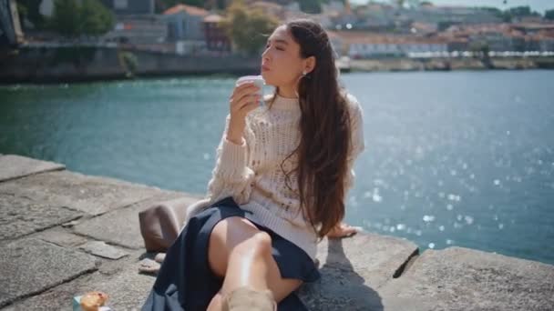 Uvolněný Model Držící Nápoj Sebou Slunném Nábřeží Řeky Latinská Žena — Stock video