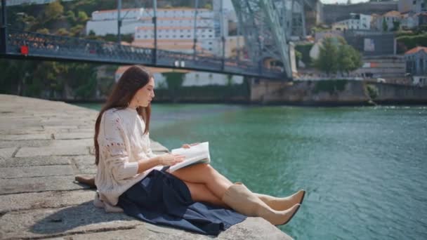 Uvolněný Model Držící Knihu Nábřeží Řeky Atraktivní Klidná Dívka Vychutnat — Stock video