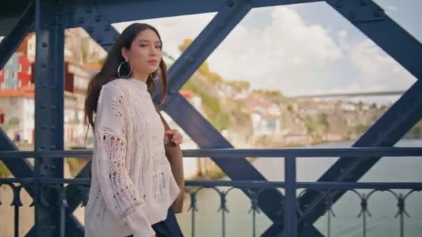 Yaz Yürüyüşünde Gülümseyen Kendine Güvenen Bir Kadın Rahatlamış Asyalı Kız — Stok video