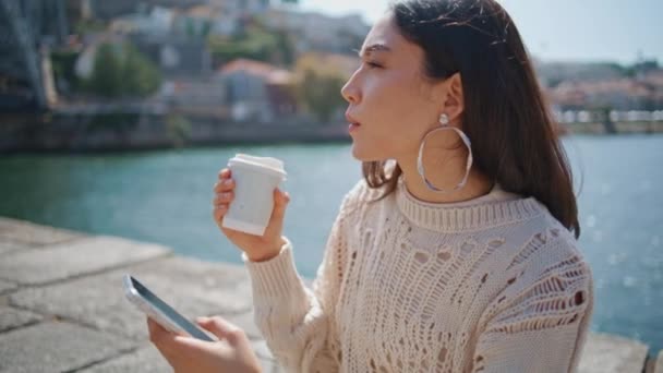 Rust Model Sms Smartphone Zonneschijn Dijk Close Mooie Aziatische Vrouw — Stockvideo