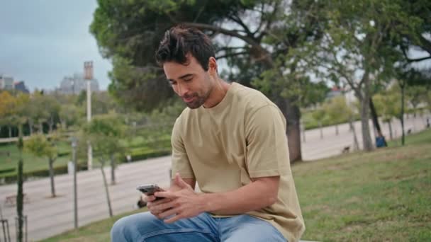 Mutlu Adam Telefon Numarasını Çeviriyor Sokak Bankında Dinleniyor Yakından Gülümseyen — Stok video