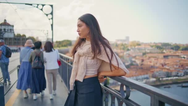 Στοχαστικό Κορίτσι Που Βλέπει Την Πόλη Στέκεται Μόνη Της Στο — Αρχείο Βίντεο