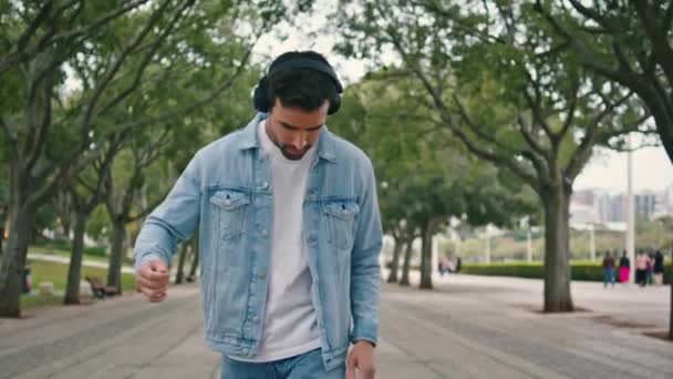 Spaziergänger Genießen Musik Drahtlosen Kopfhörern Sommerwochenende Freien Ein Hispanischer Mann — Stockvideo